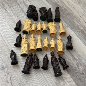 Vintage Plastic Ivory & Brown ANRI King Arthur Chess